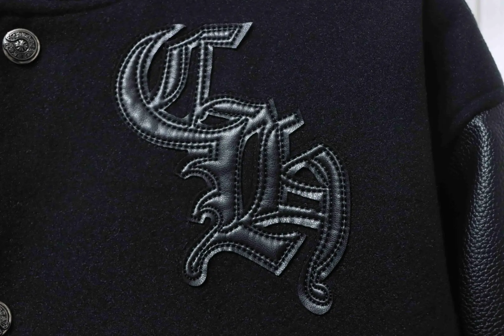 Baseballjacke aus Leder mit Kreuzmuster und mehreren Markenlogos an den Ärmeln XXL – Bild 6