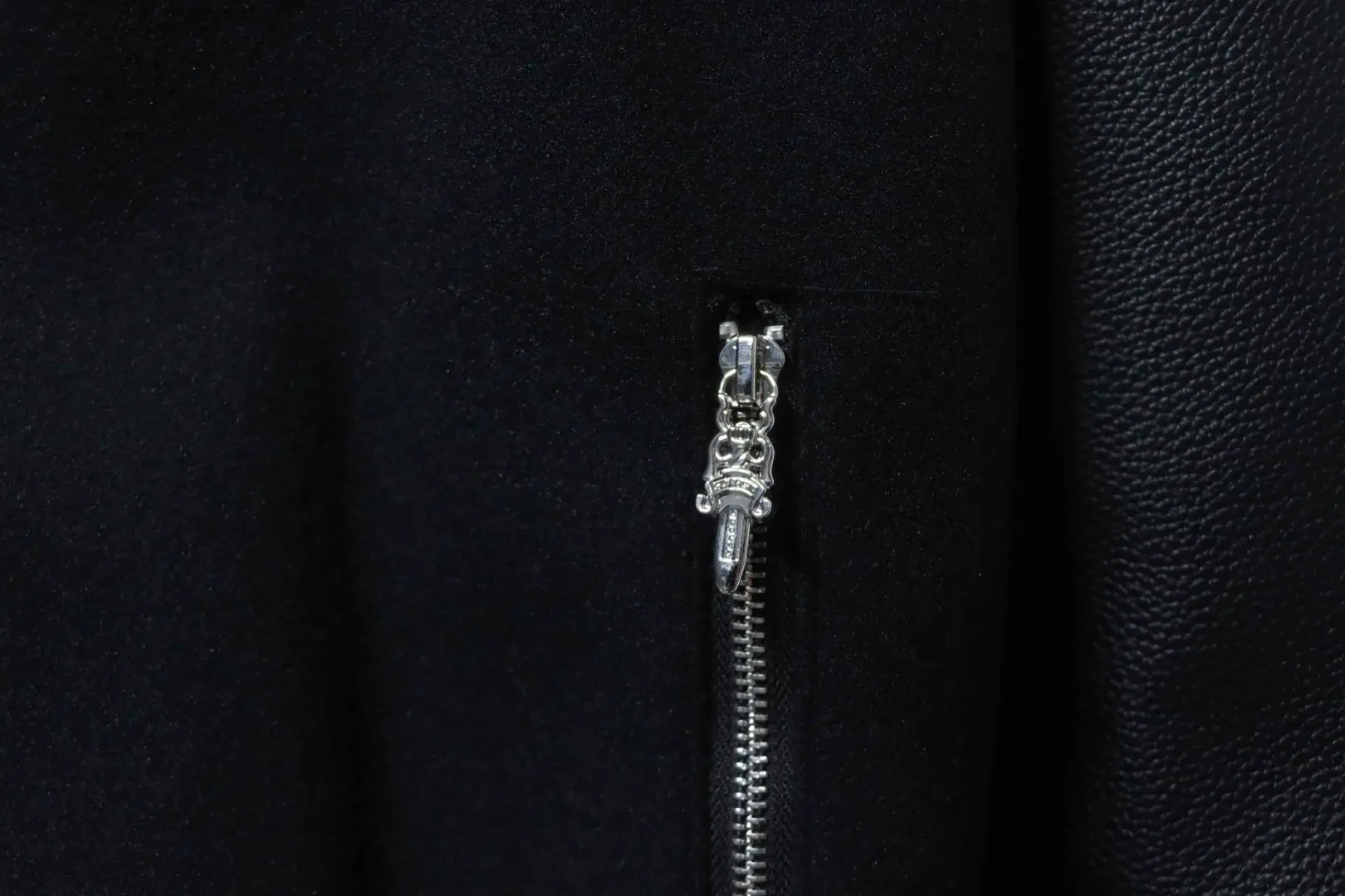 Baseballjacke aus Leder mit Kreuzmuster und mehreren Markenlogos an den Ärmeln XXL – Bild 7