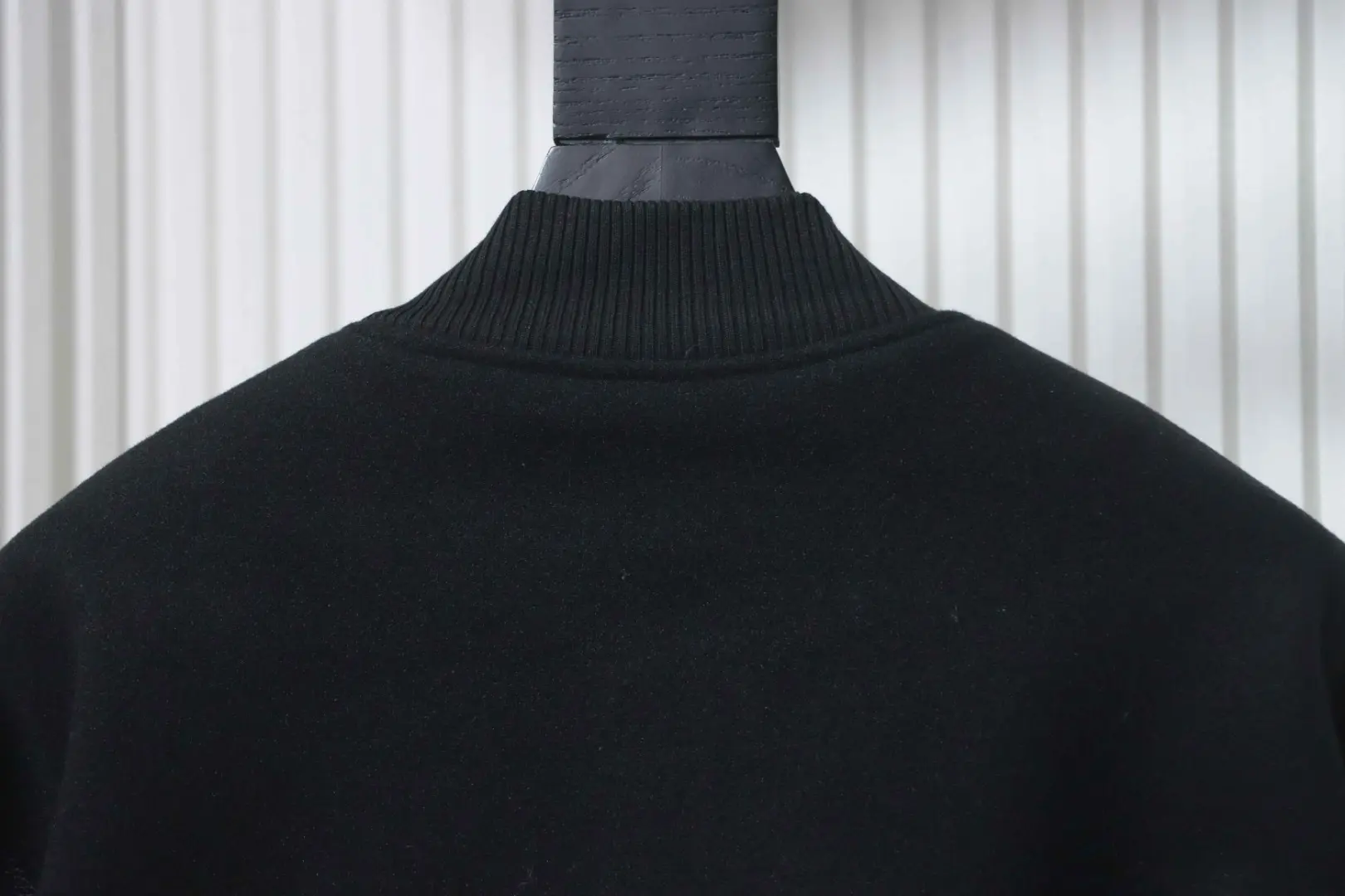 Baseballjacke aus Leder mit Kreuzmuster und mehreren Markenlogos an den Ärmeln XXL – Bild 4