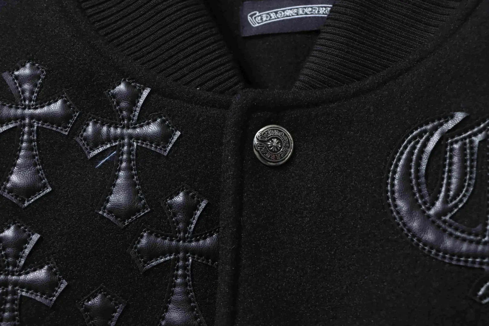 Baseballjacke aus Leder mit Kreuzmuster und mehreren Markenlogos an den Ärmeln XXL – Bild 10