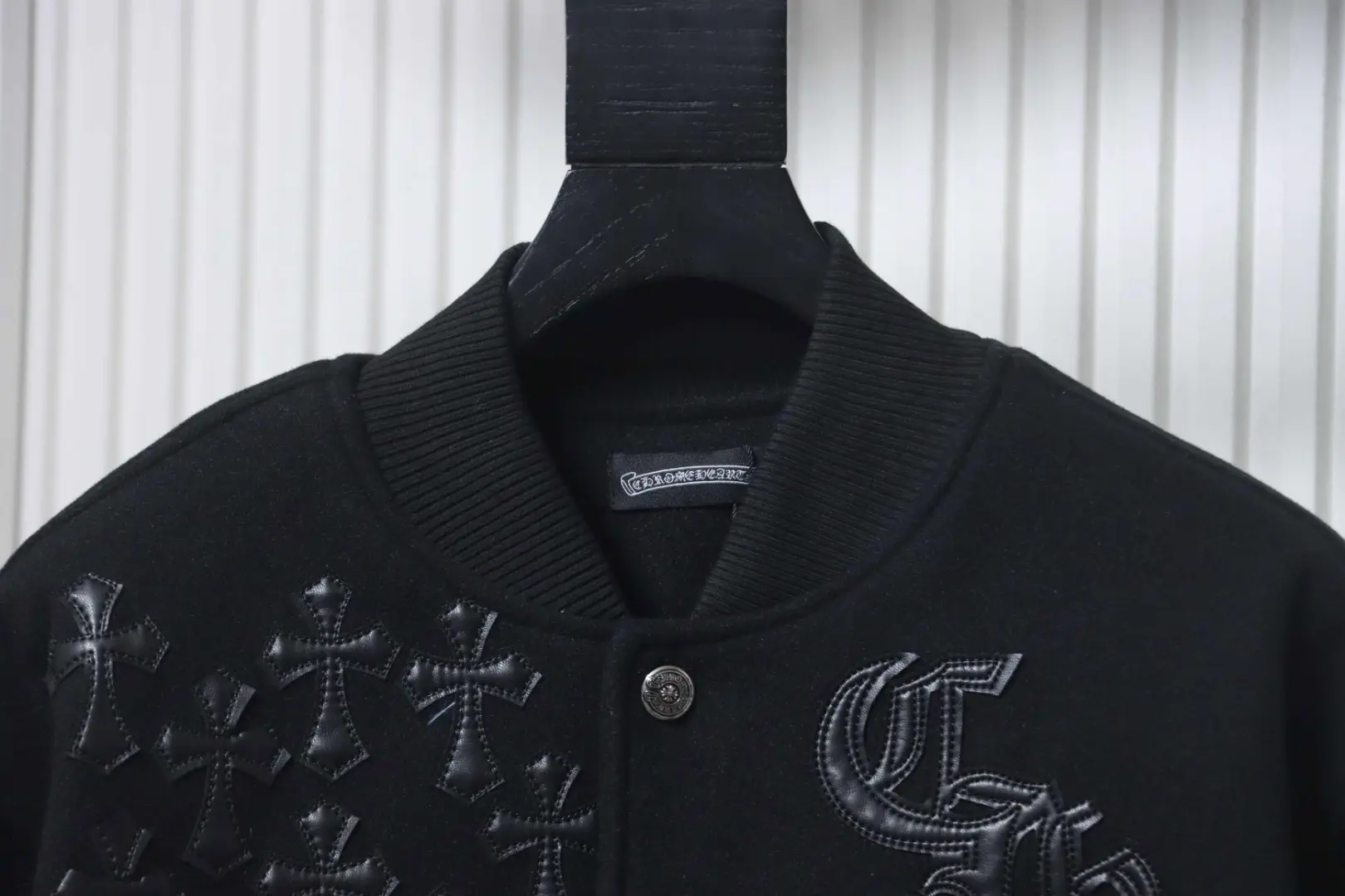 Baseballjacke aus Leder mit Kreuzmuster und mehreren Markenlogos an den Ärmeln XXL – Bild 3