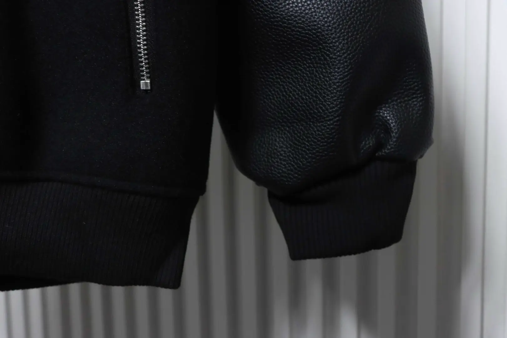 Baseballjacke aus Leder mit Kreuzmuster und mehreren Markenlogos an den Ärmeln XXL – Bild 8