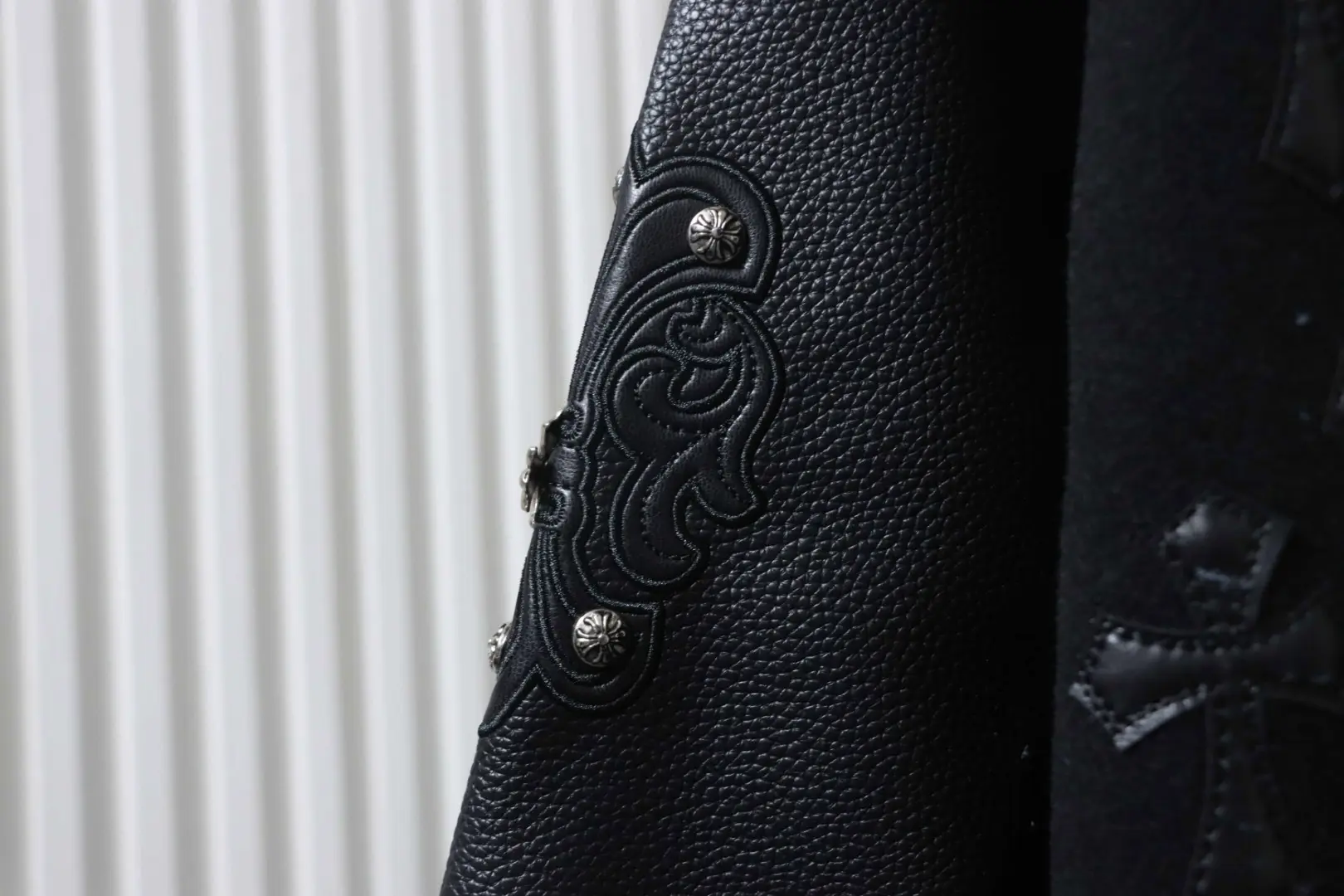 Baseballjacke aus Leder mit Kreuzmuster und mehreren Markenlogos an den Ärmeln XXL – Bild 5