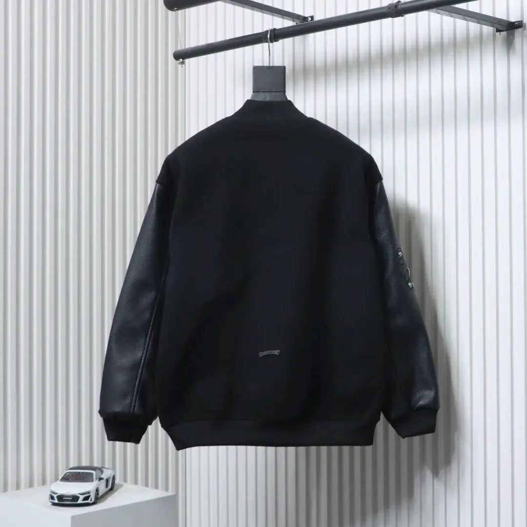 Baseballjacke aus Leder mit Kreuzmuster und mehreren Markenlogos an den Ärmeln XXL – Bild 2