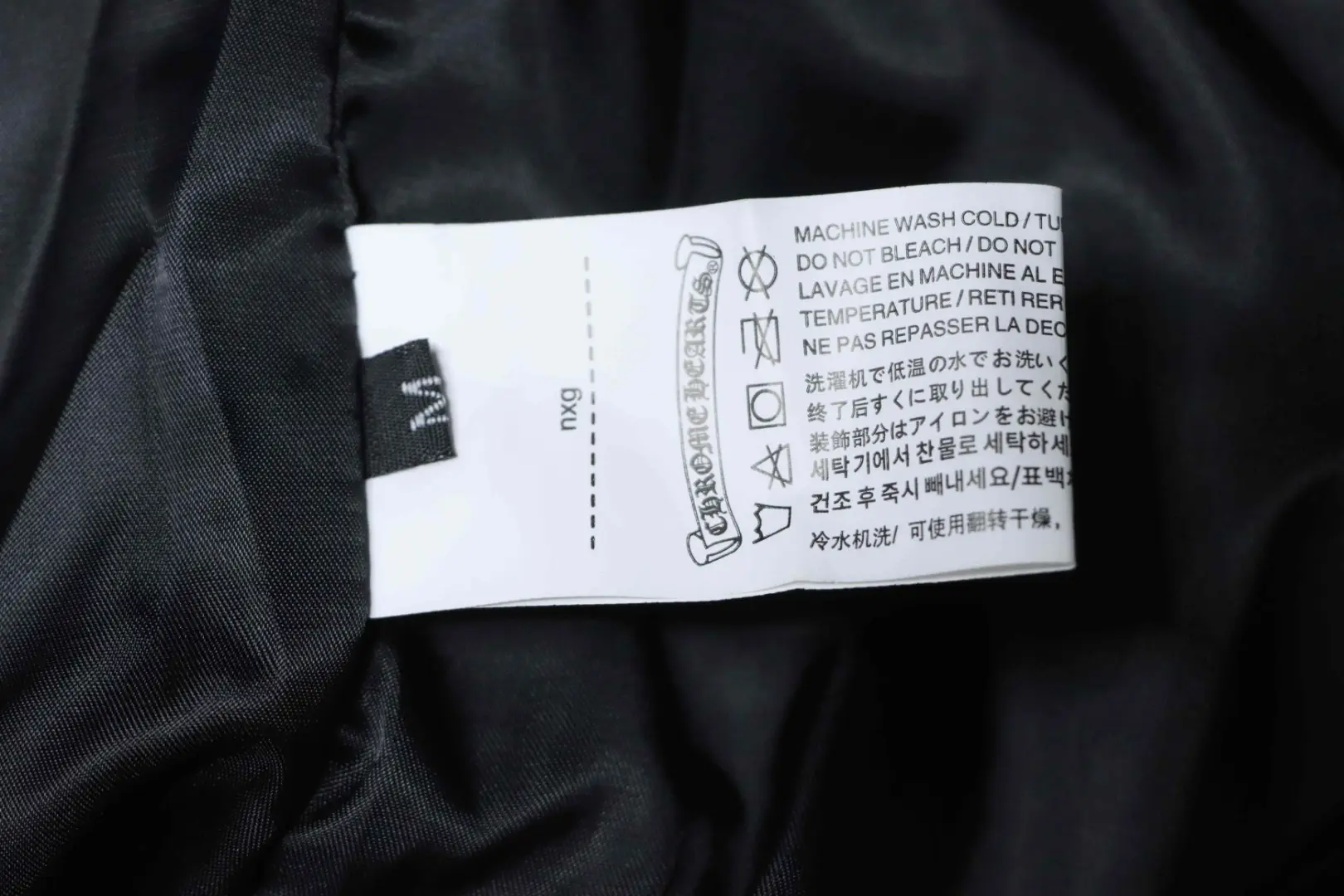 Baseballjacke aus Leder mit Kreuzmuster und mehreren Markenlogos an den Ärmeln XXL – Bild 12