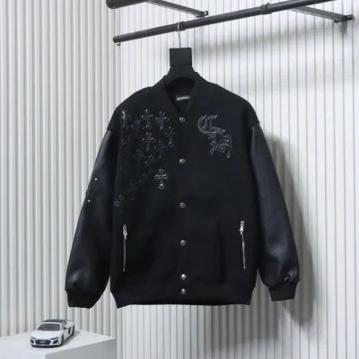 Baseballjacke aus Leder mit Kreuzmuster und mehreren Markenlogos an den Ärmeln