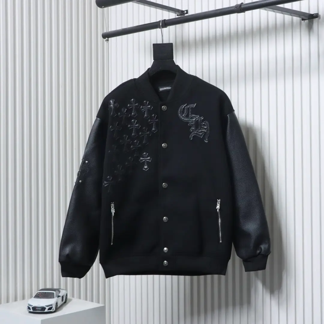 Baseballjacke aus Leder mit Kreuzmuster und mehreren Markenlogos an den Ärmeln