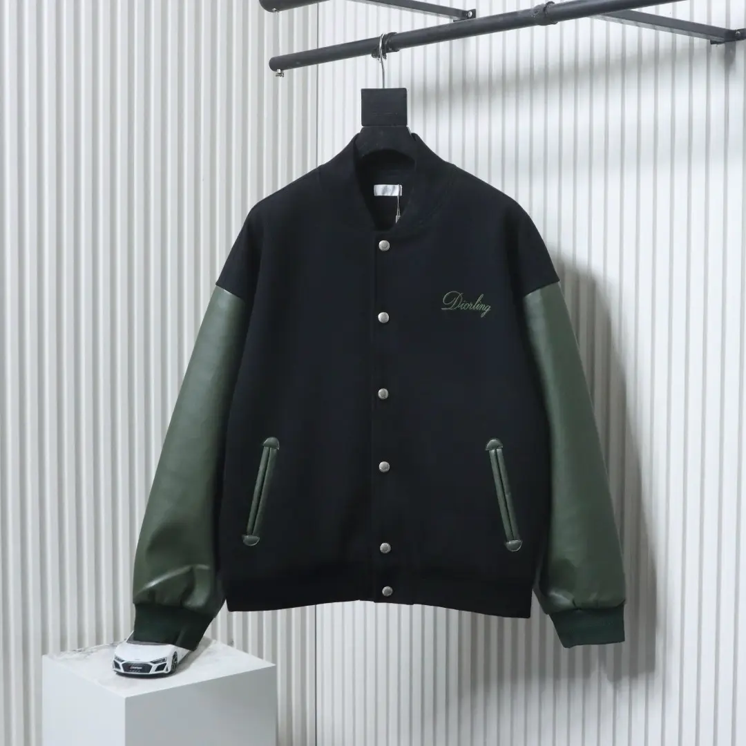 Baseballjacke mit Buchstabenstickerei im Patchwork-Stil