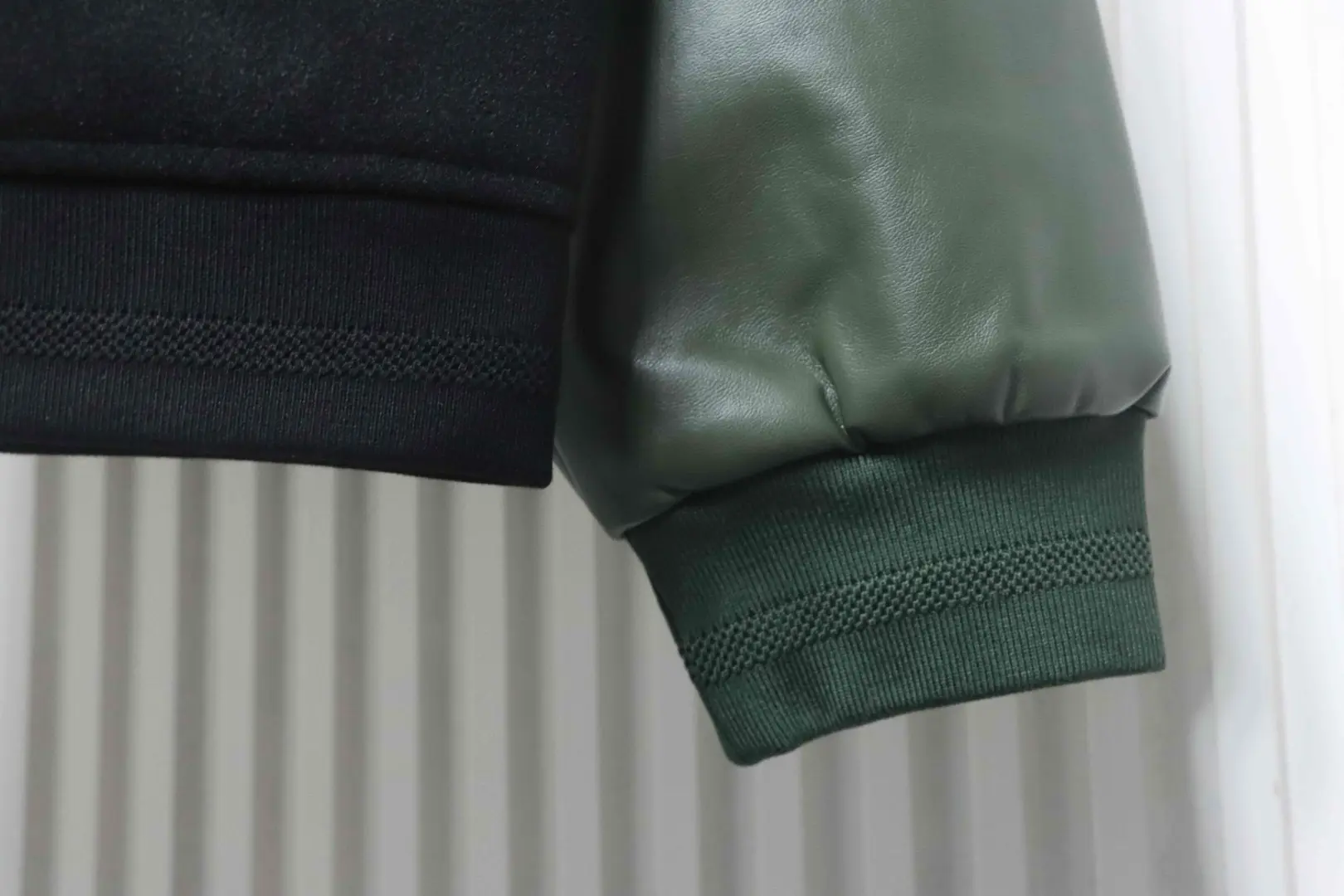 Baseballjacke mit Buchstabenstickerei im Patchwork-Stil – Bild 5