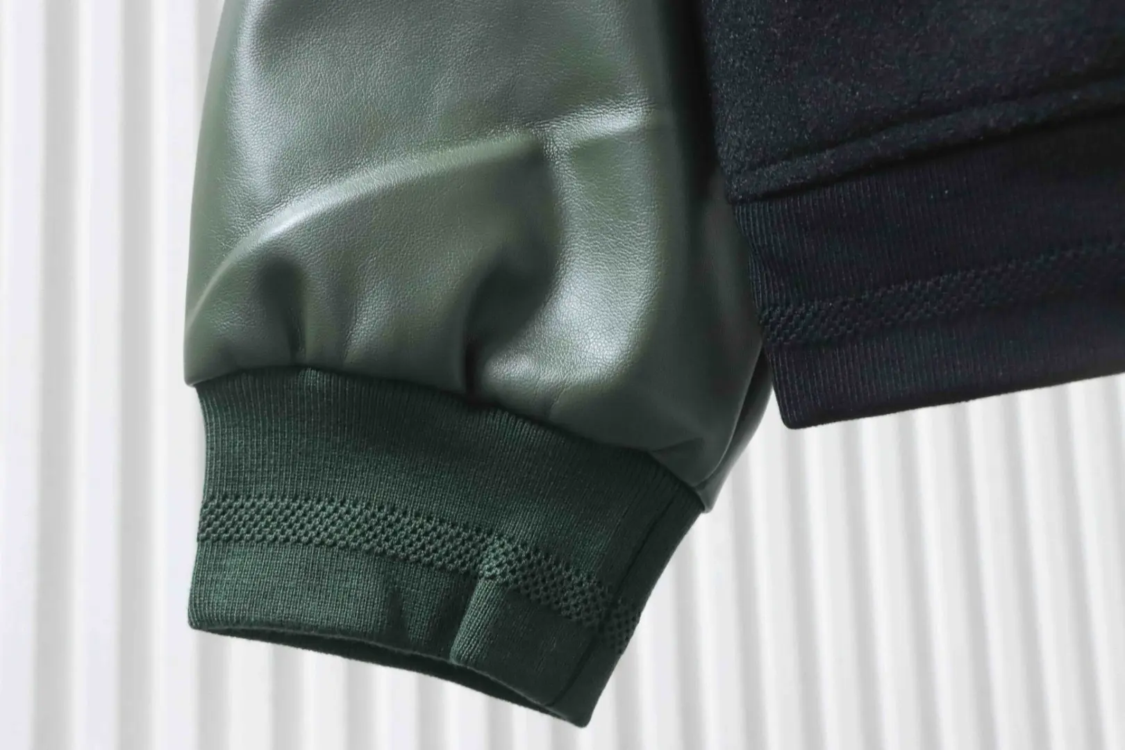 Baseballjacke mit Buchstabenstickerei im Patchwork-Stil – Bild 6