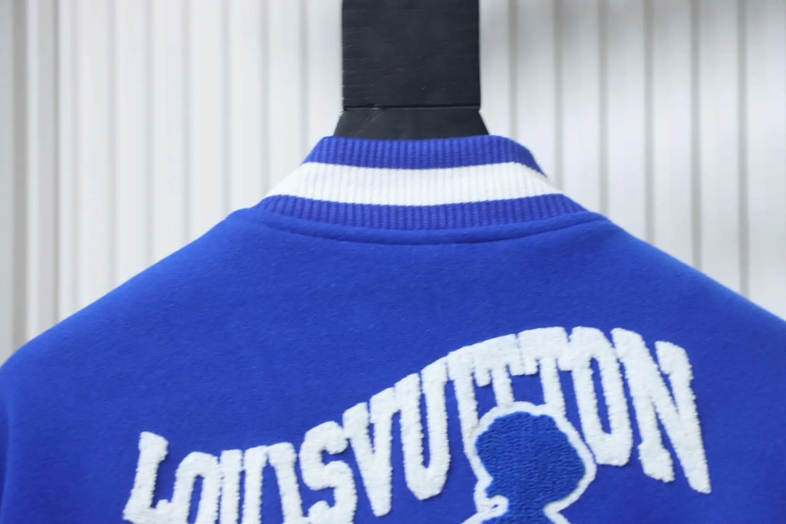 Baseballjacke mit V-förmiger Stickerei und Patchwork-Details – Bild 4