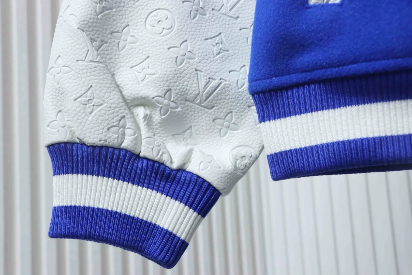 Baseballjacke mit V-förmiger Stickerei und Patchwork-Details – Bild 8