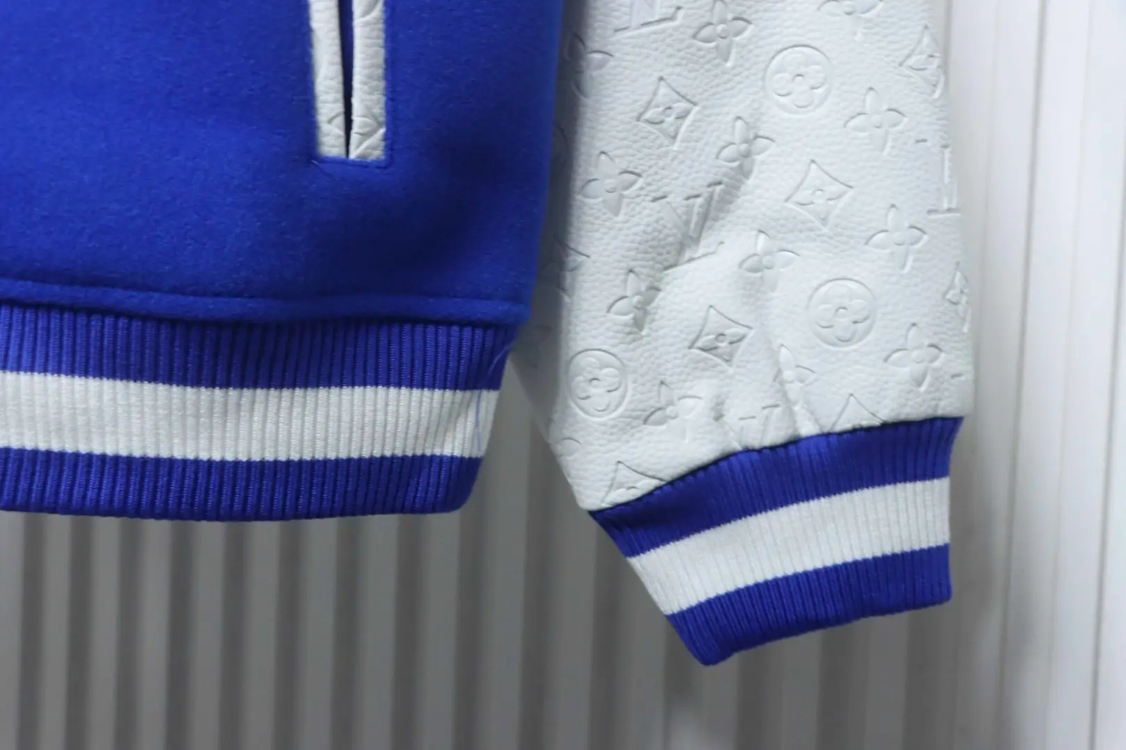 Baseballjacke mit V-förmiger Stickerei und Patchwork-Details – Bild 6