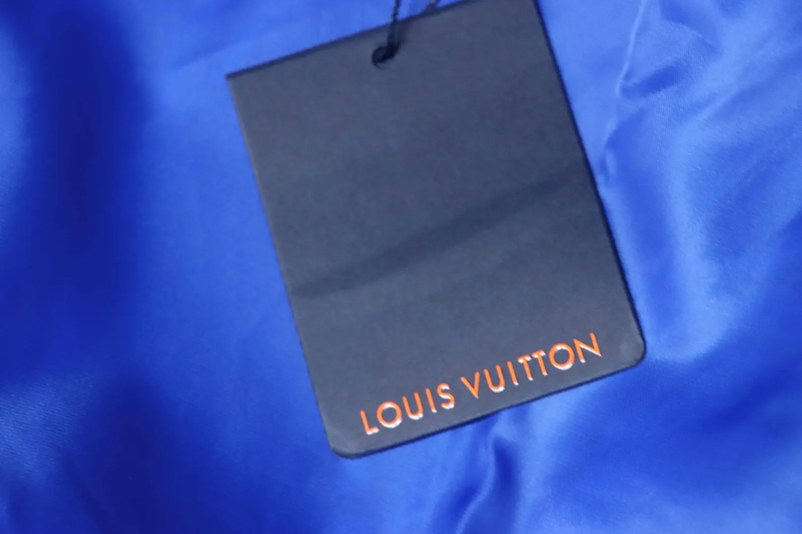 Baseballjacke mit V-förmiger Stickerei und Patchwork-Details – Bild 12