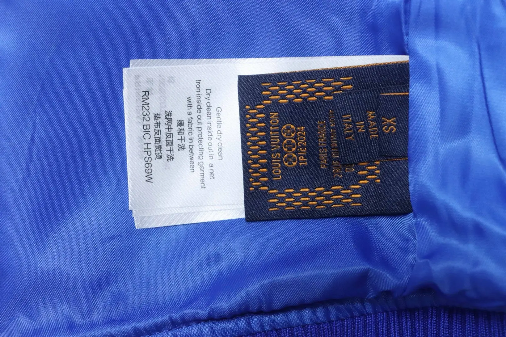 Baseballjacke mit V-förmiger Stickerei und Patchwork-Details – Bild 11