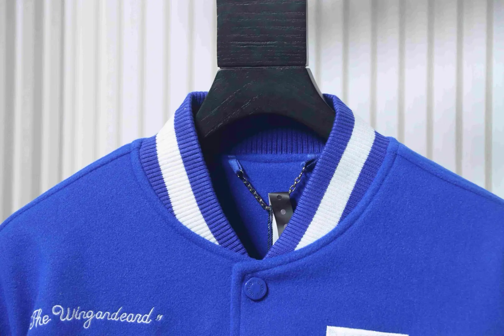 Baseballjacke mit V-förmiger Stickerei und Patchwork-Details – Bild 3