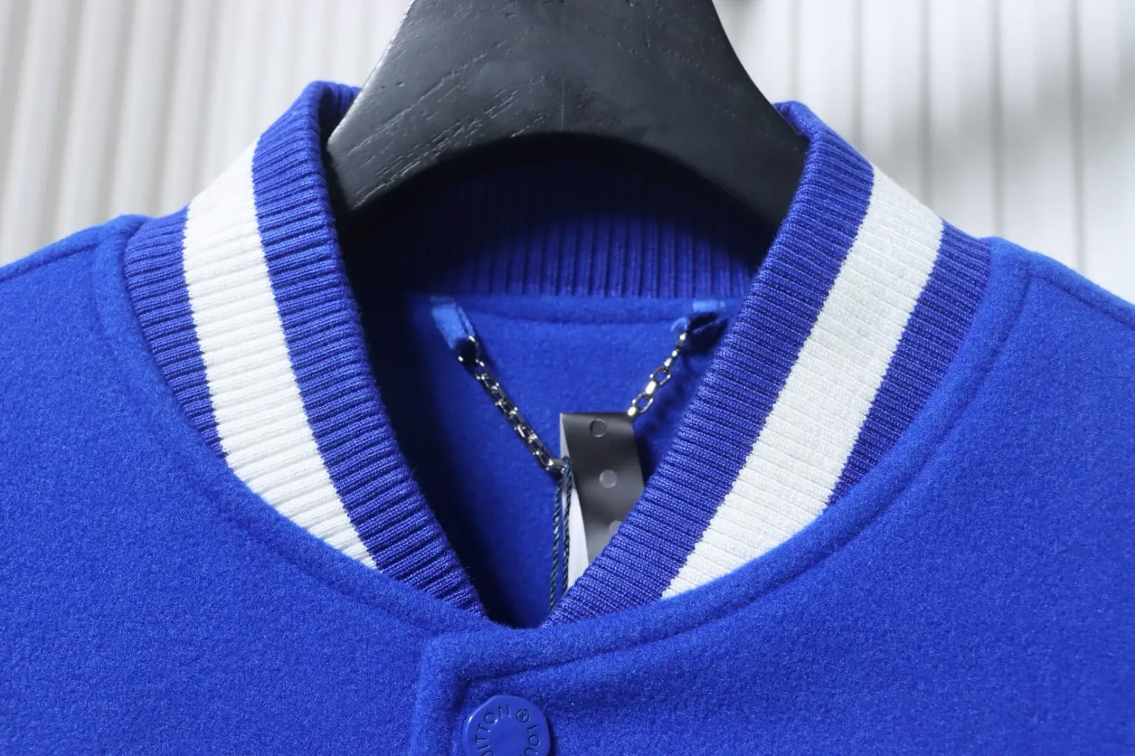 Baseballjacke mit V-förmiger Stickerei und Patchwork-Details – Bild 5