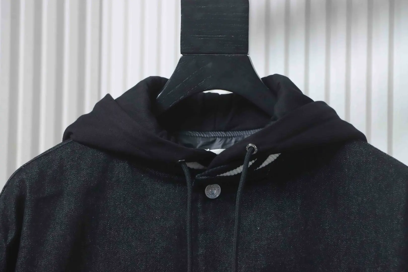 Celine Neue bestickte Kapuzenjacke aus Baumwolle mit Buchstabenmuster – Bild 3