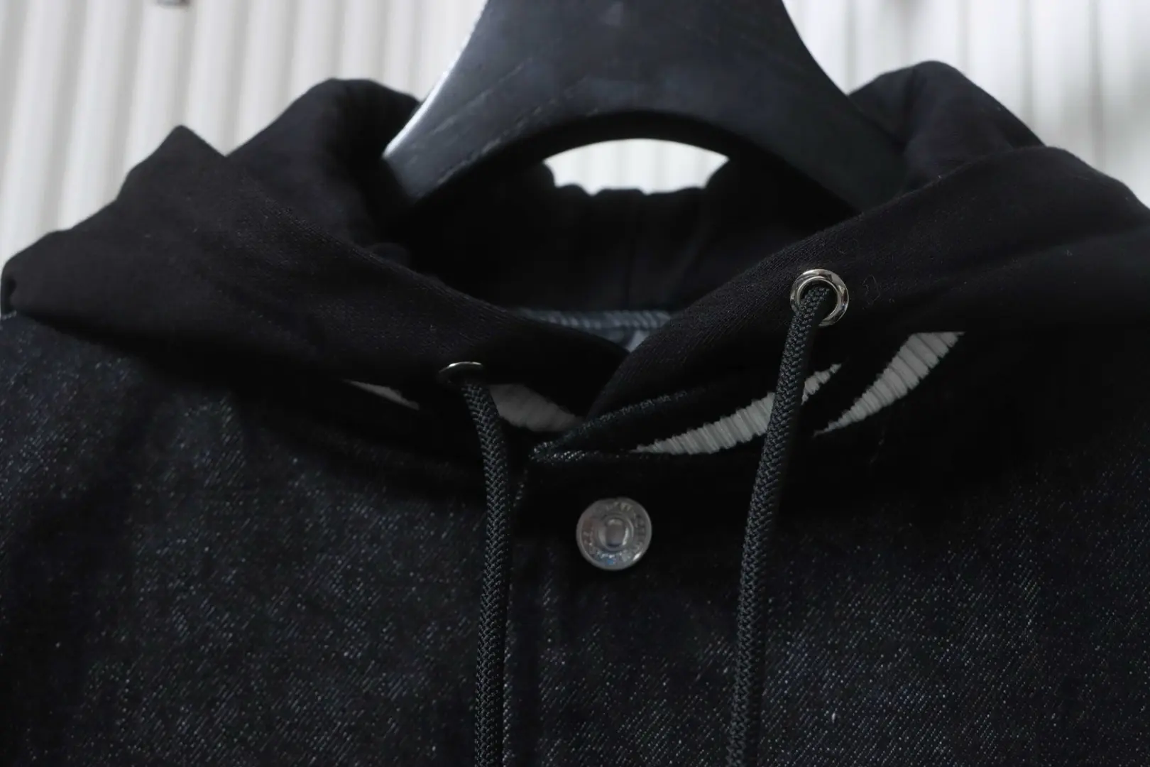 Celine Neue bestickte Kapuzenjacke aus Baumwolle mit Buchstabenmuster – Bild 5