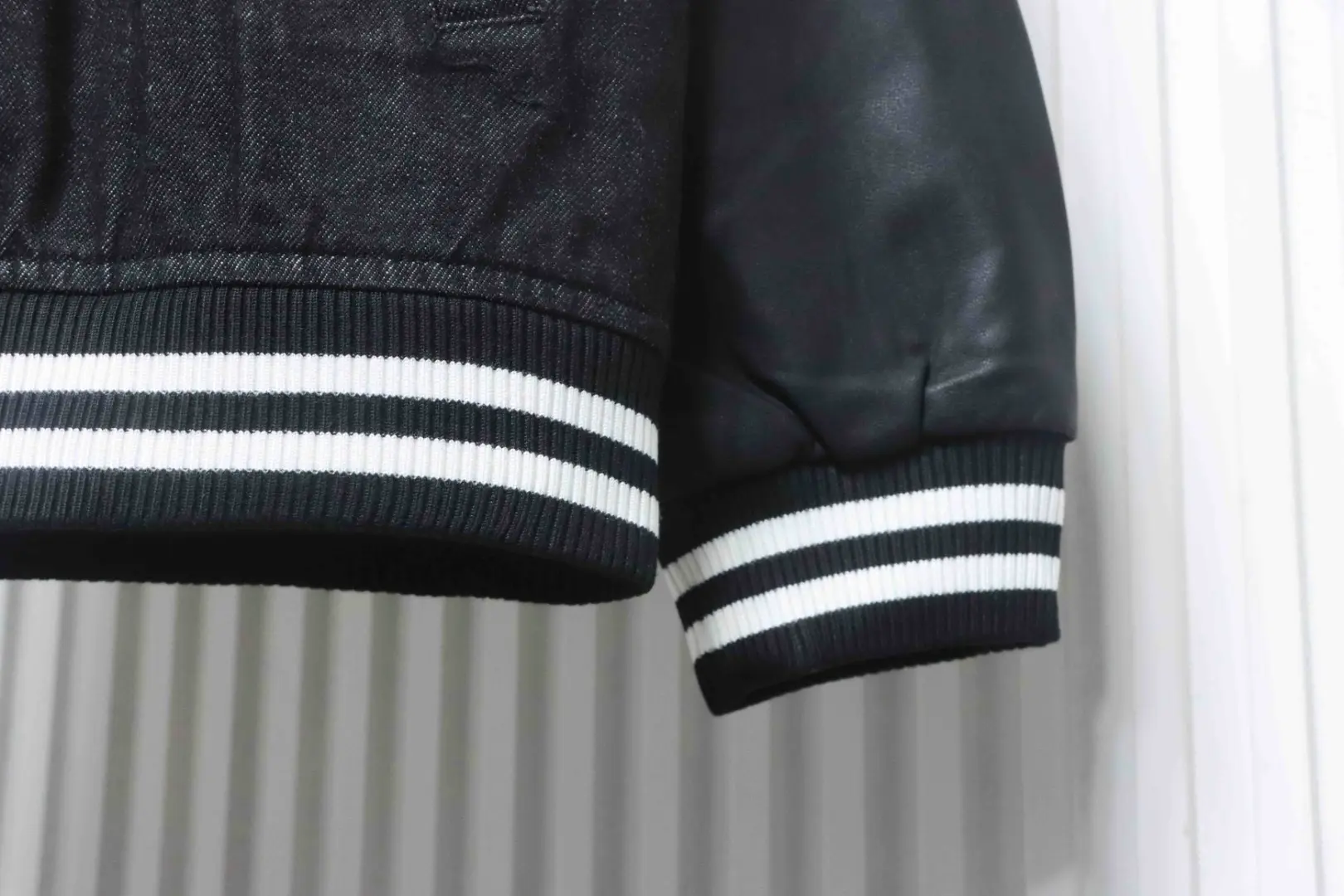 Celine Neue bestickte Kapuzenjacke aus Baumwolle mit Buchstabenmuster – Bild 7