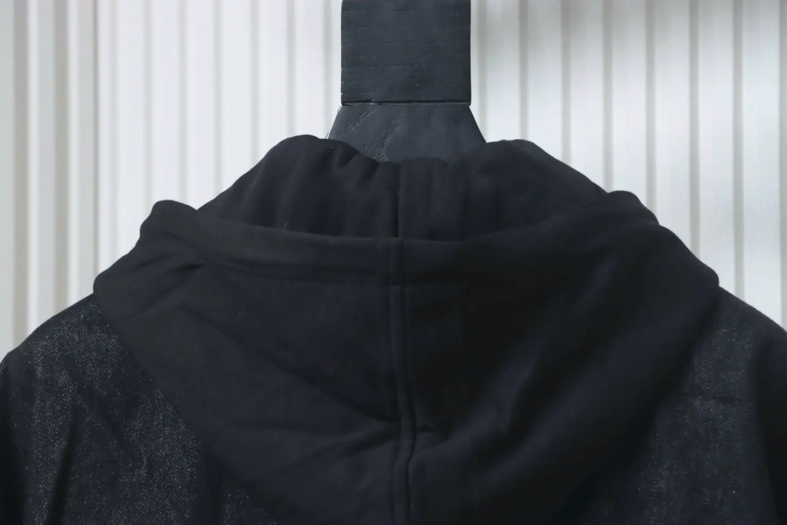 Celine Neue bestickte Kapuzenjacke aus Baumwolle mit Buchstabenmuster – Bild 4