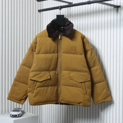 Daunenjacke mit aufgenähtem Label und Pelzkragen