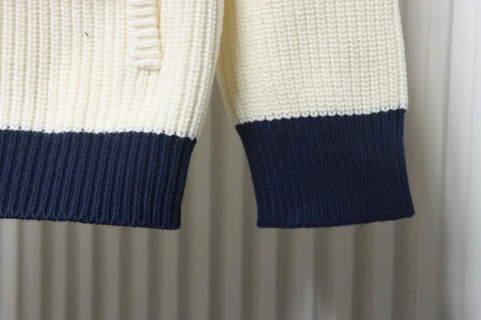 Farblich abgesetzter, gestreifter Strickcardigan mit Reißverschluss – Bild 8
