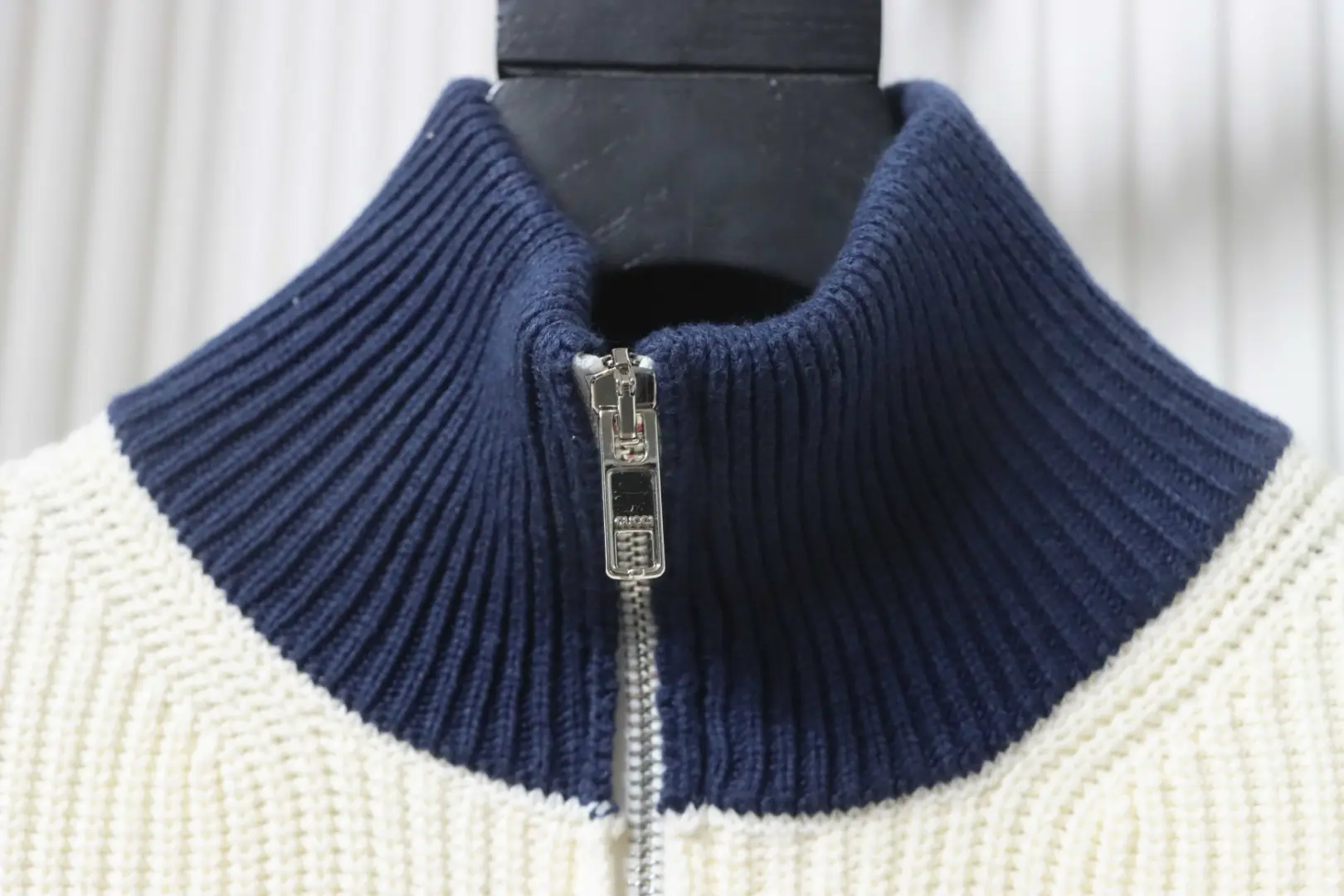 Farblich abgesetzter, gestreifter Strickcardigan mit Reißverschluss – Bild 4