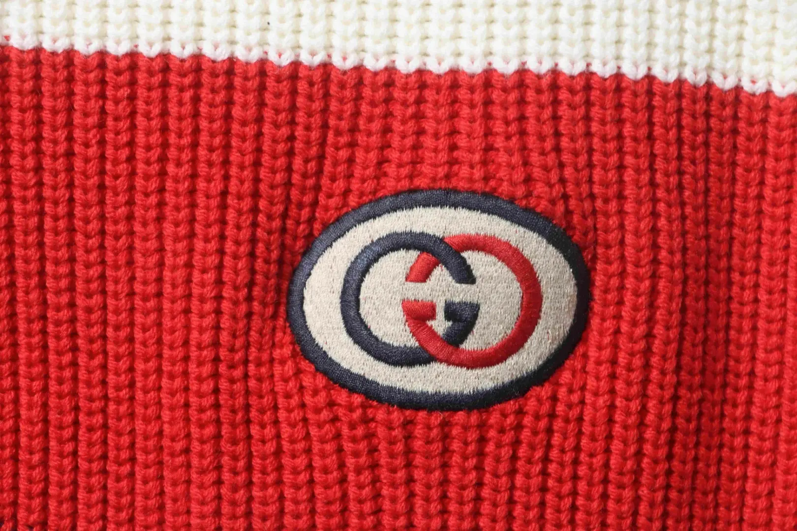 Farblich abgesetzter, gestreifter Strickcardigan mit Reißverschluss – Bild 11