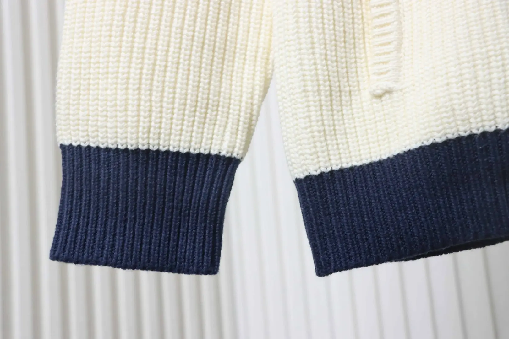Farblich abgesetzter, gestreifter Strickcardigan mit Reißverschluss – Bild 9