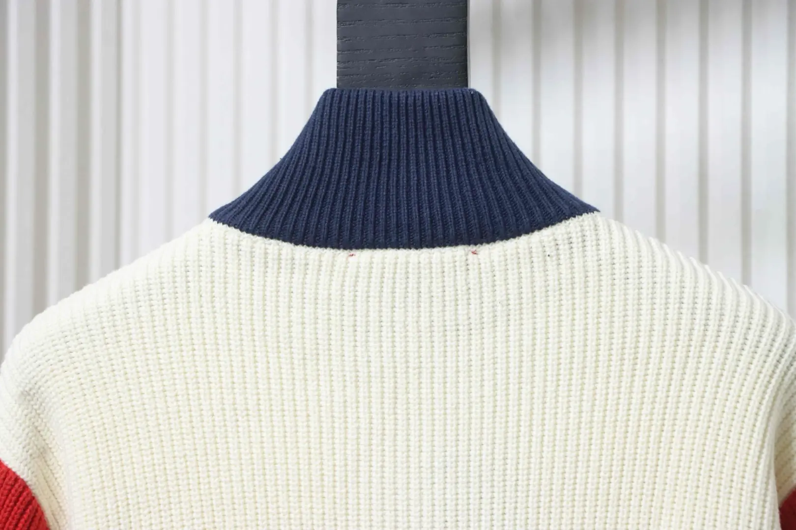 Farblich abgesetzter, gestreifter Strickcardigan mit Reißverschluss – Bild 5