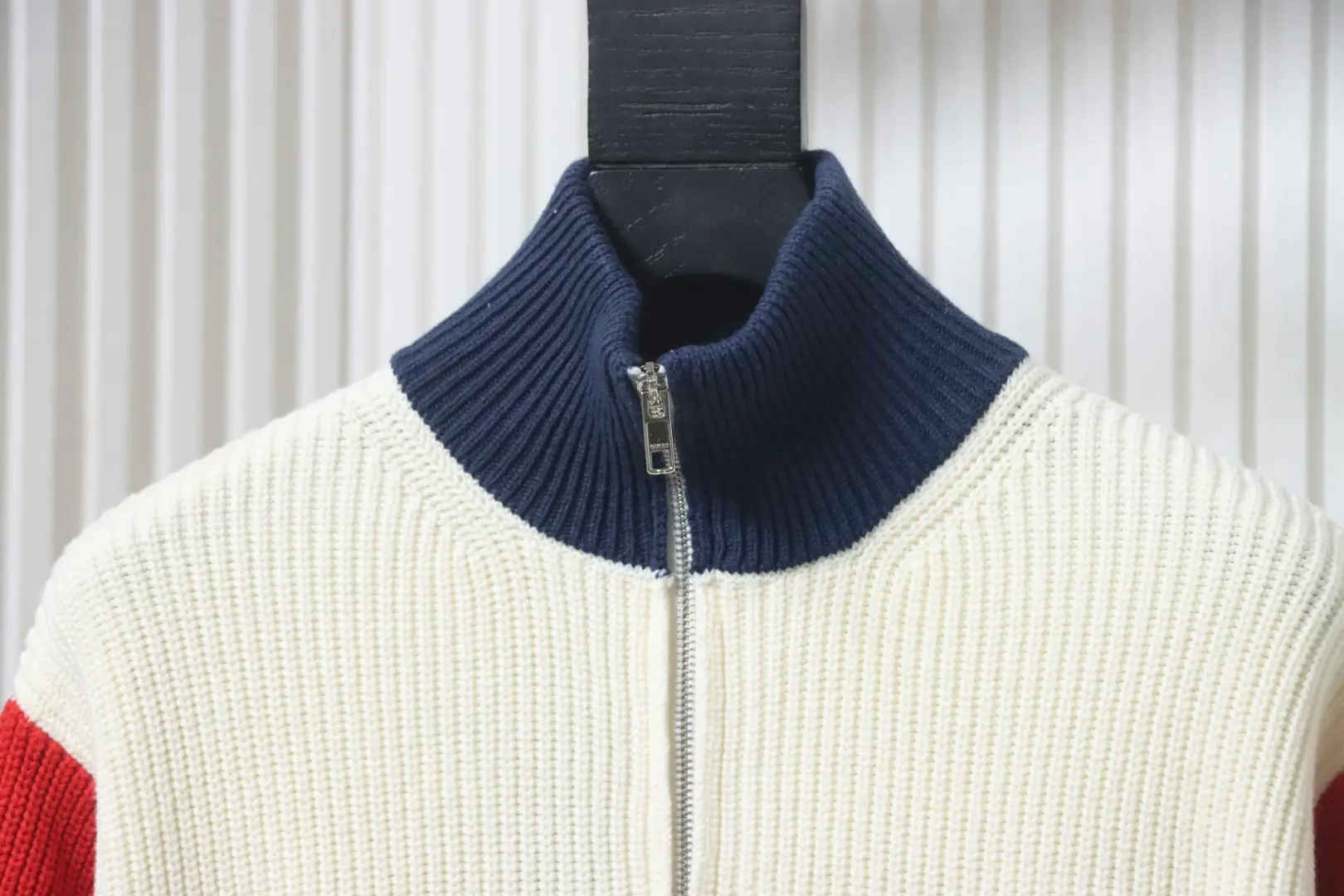 Farblich abgesetzter, gestreifter Strickcardigan mit Reißverschluss – Bild 3