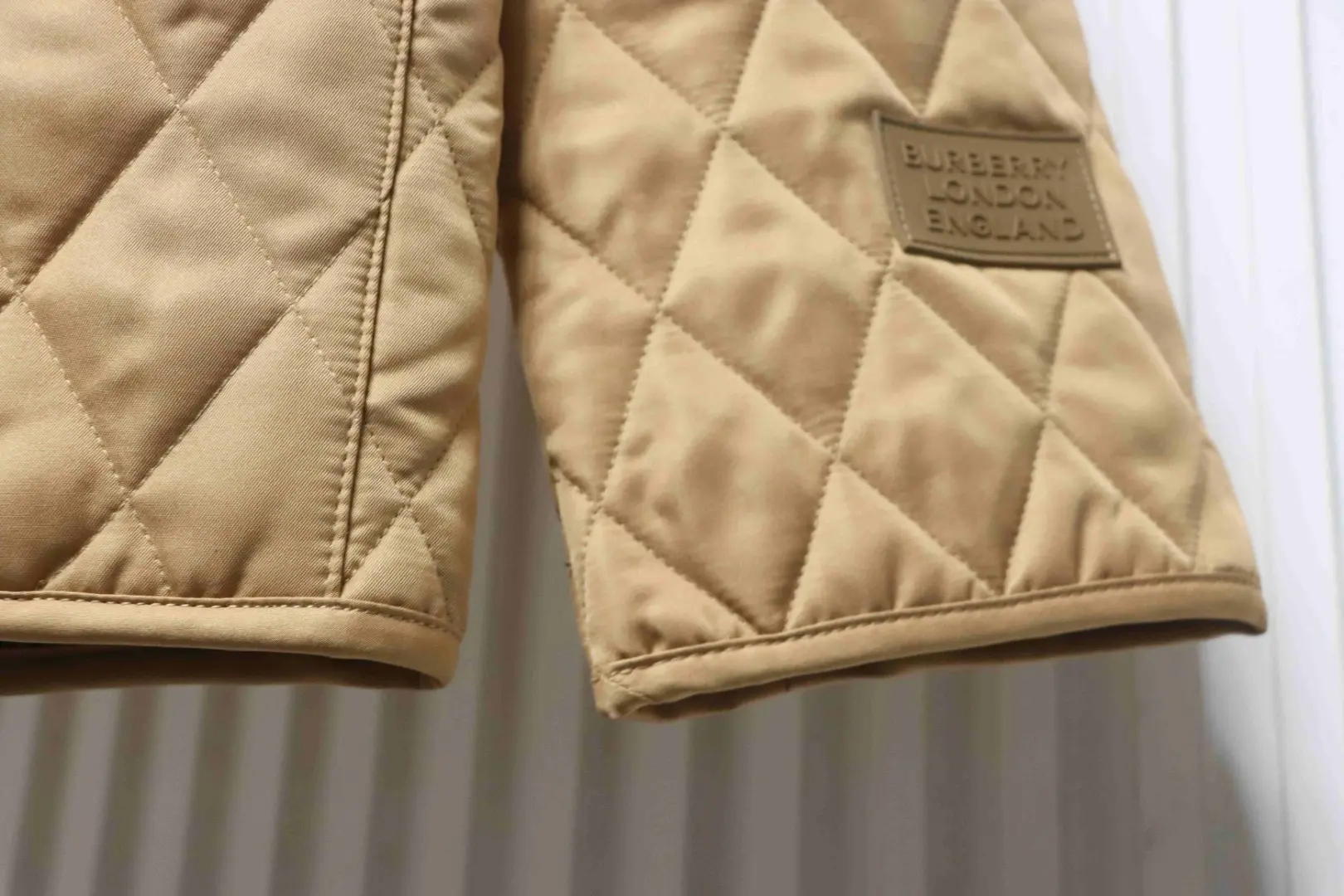 Gesteppte Stalljacke mit Cordkragen – Bild 9