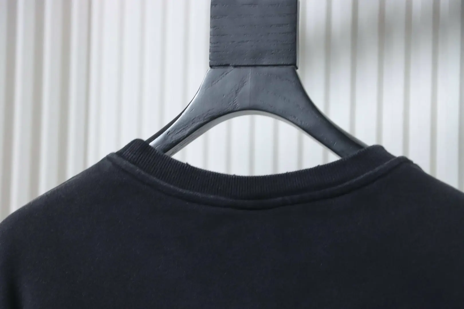 Handbemaltes Sweatshirt mit Buchstabenausschnitt – Bild 4