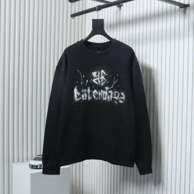 Handbemaltes Sweatshirt mit Buchstabenausschnitt