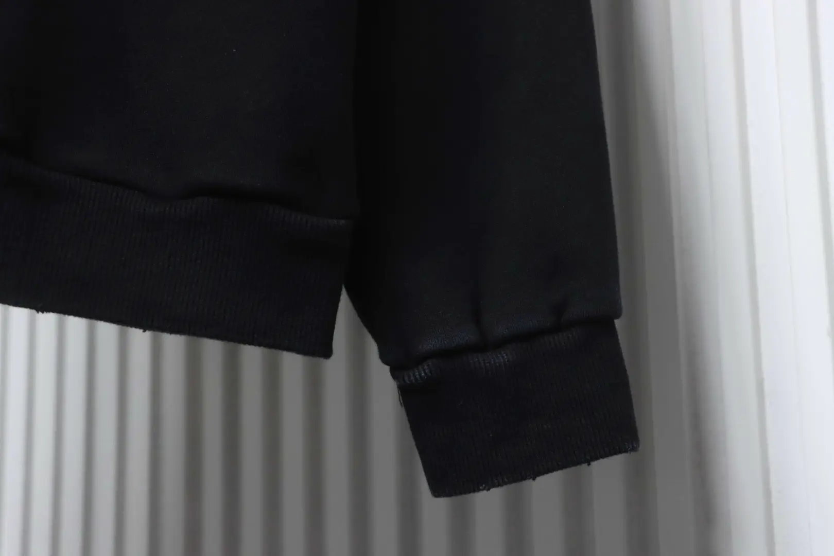 Handbemaltes Sweatshirt mit Buchstabenausschnitt – Bild 6