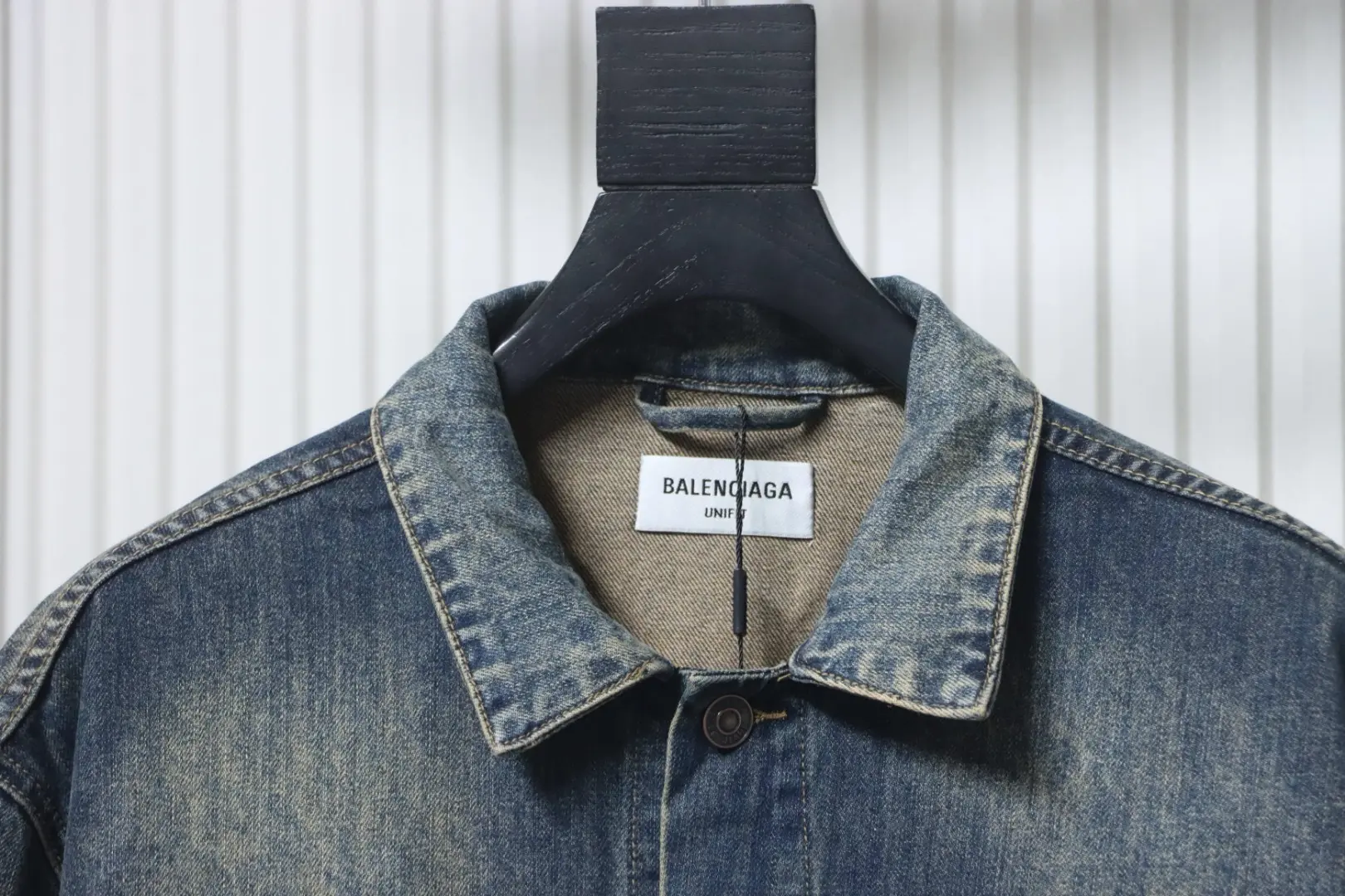 Balenciaga Jeansjacke mit handbemaltem Graffiti-Print von Double – Bild 3