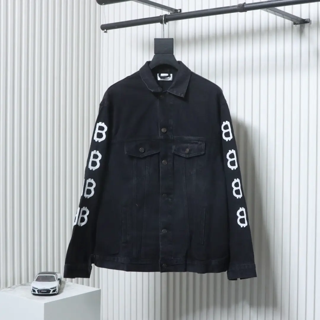 Balenciaga Jeansjacke mit handbemaltem Graffiti-Print von Double – Bild 13