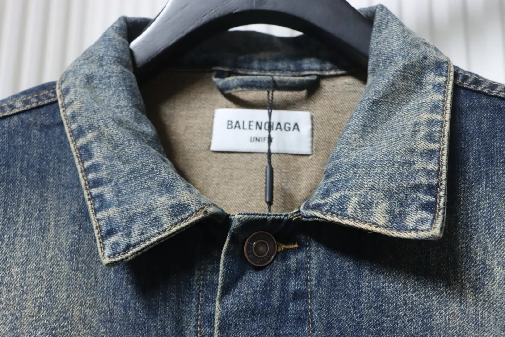 Balenciaga Jeansjacke mit handbemaltem Graffiti-Print von Double – Bild 5