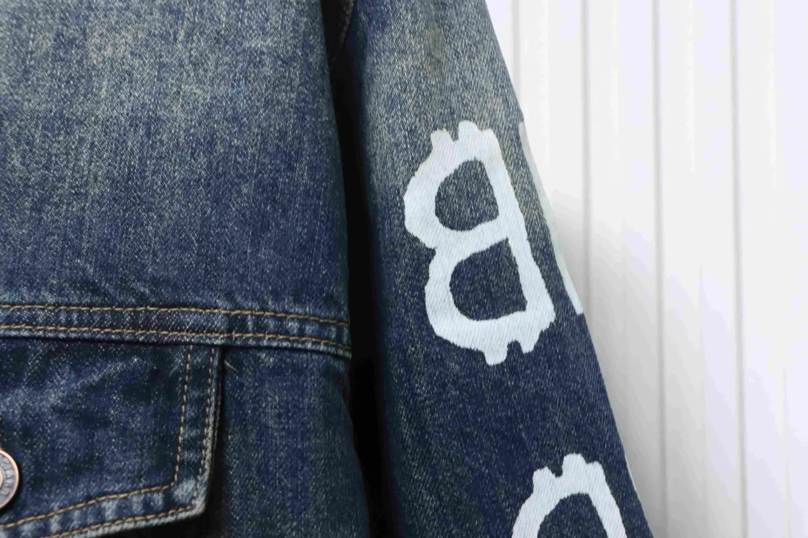 Balenciaga Jeansjacke mit handbemaltem Graffiti-Print von Double – Bild 6
