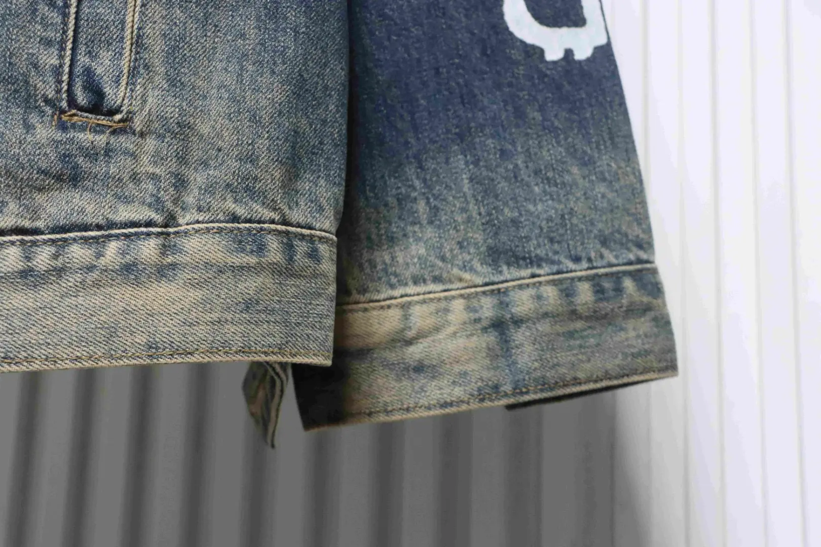 Balenciaga Jeansjacke mit handbemaltem Graffiti-Print von Double – Bild 8