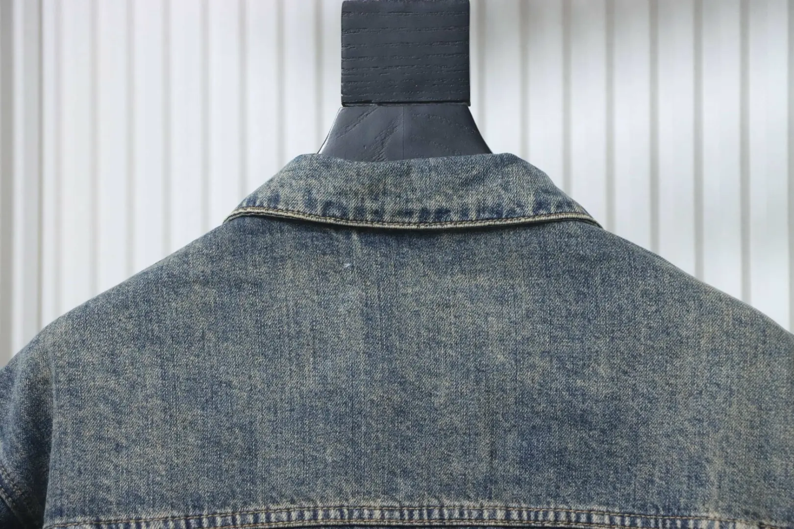 Balenciaga Jeansjacke mit handbemaltem Graffiti-Print von Double – Bild 4