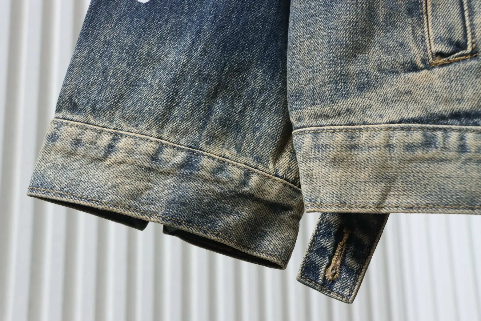 Balenciaga Jeansjacke mit handbemaltem Graffiti-Print von Double – Bild 7