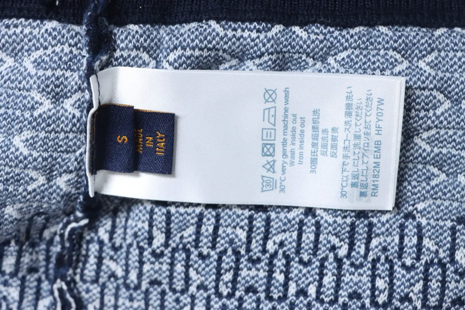 Karierte Jacquard-Strickjacke mit Reißverschluss – Bild 11