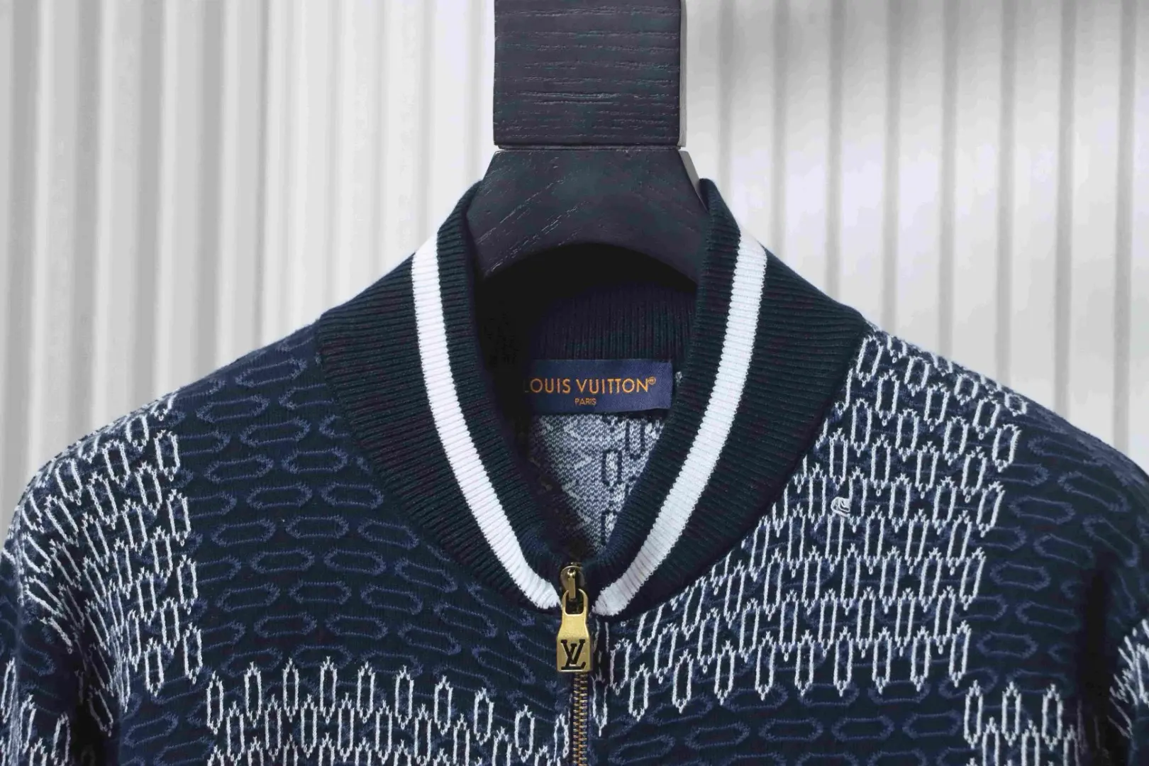 Karierte Jacquard-Strickjacke mit Reißverschluss – Bild 3