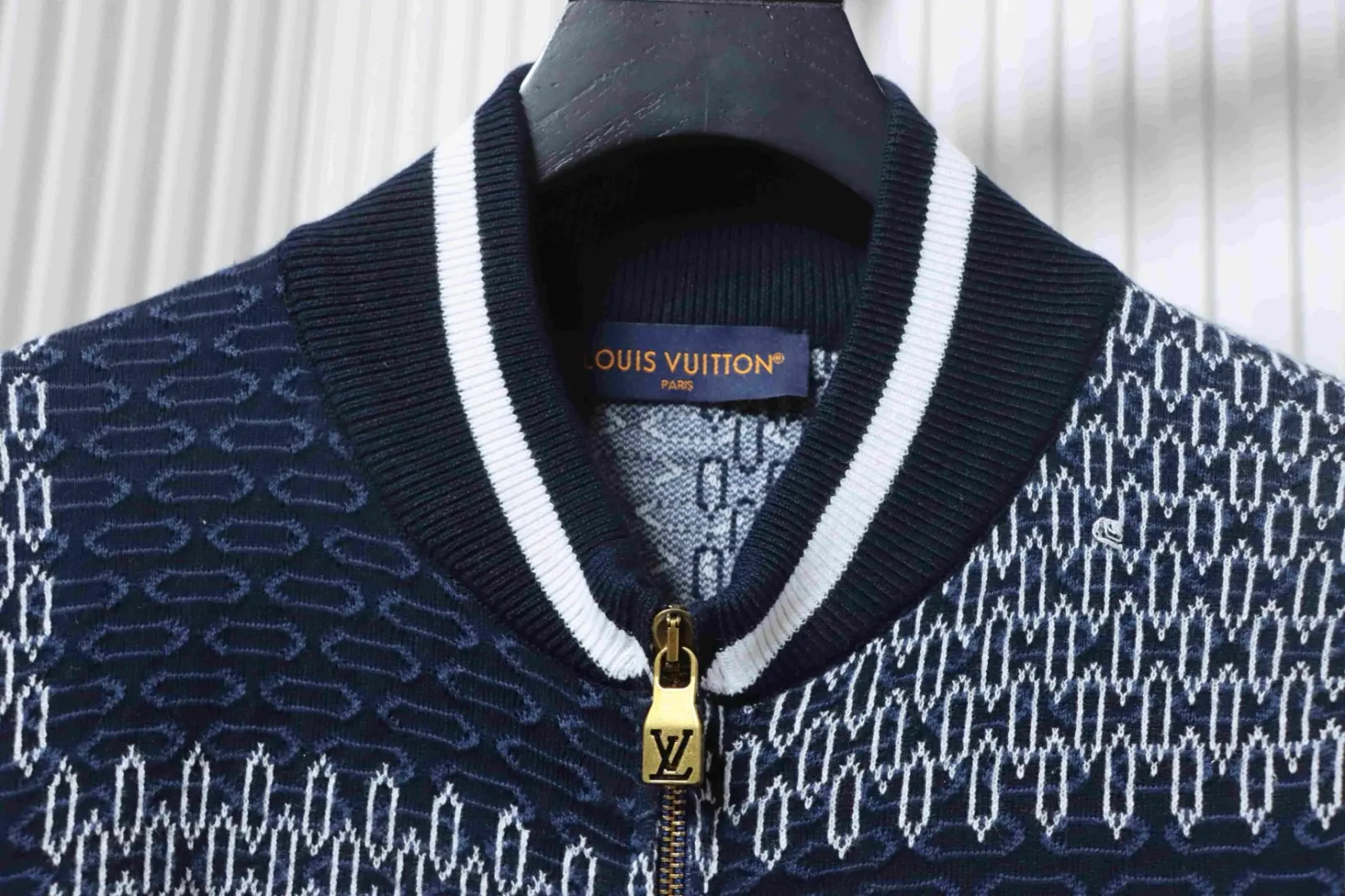 Karierte Jacquard-Strickjacke mit Reißverschluss – Bild 8