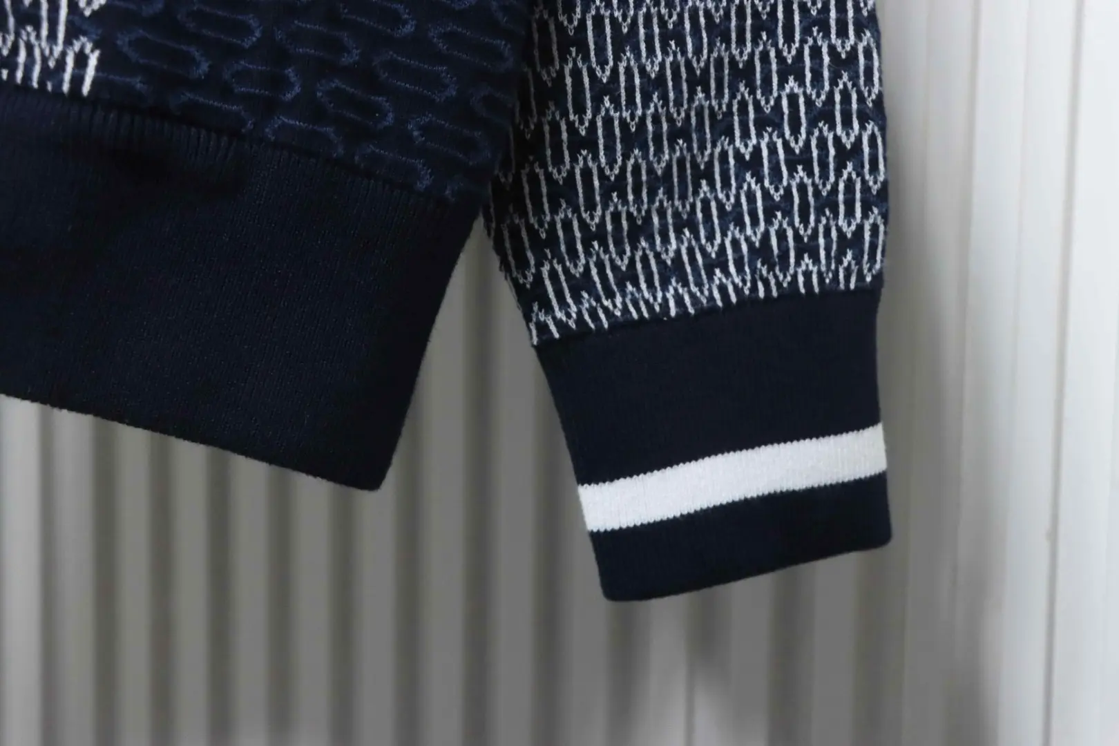 Karierte Jacquard-Strickjacke mit Reißverschluss – Bild 7