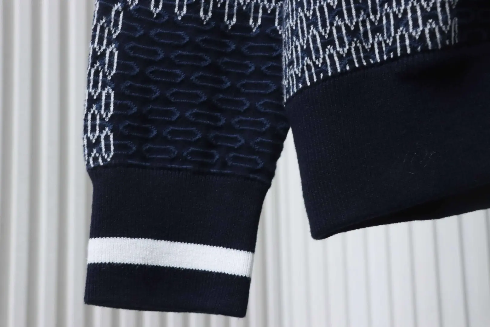 Karierte Jacquard-Strickjacke mit Reißverschluss – Bild 6