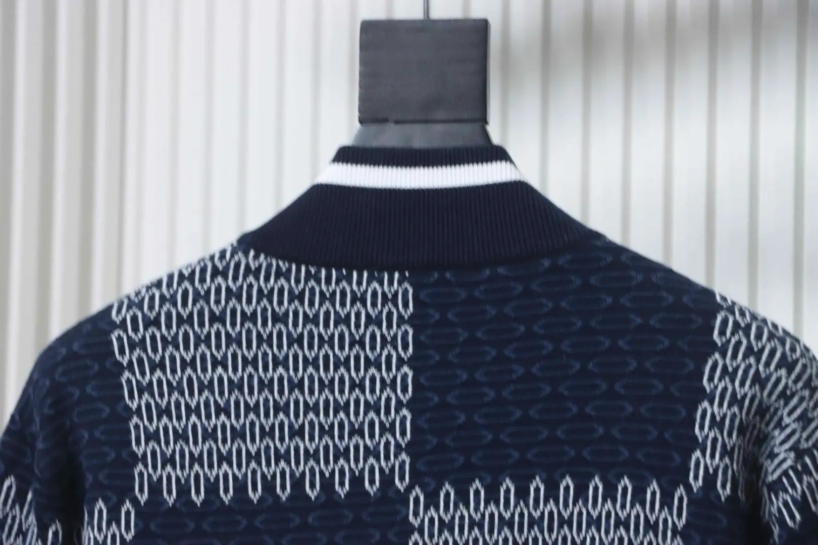 Karierte Jacquard-Strickjacke mit Reißverschluss – Bild 4