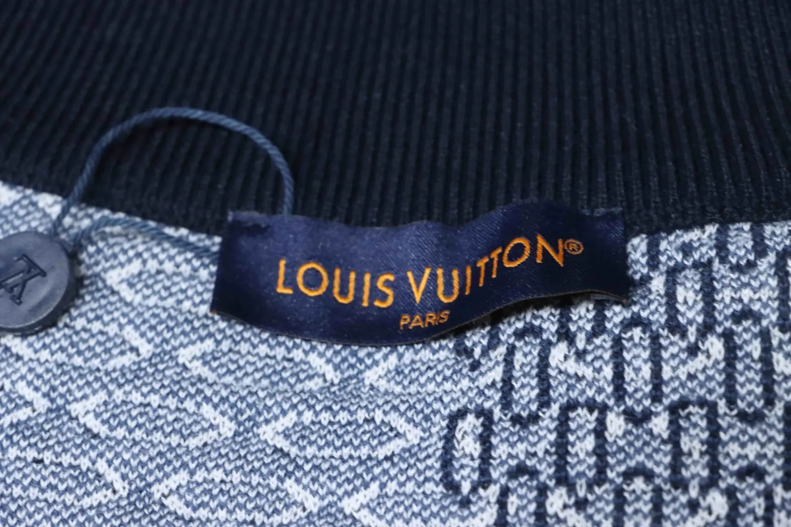 Karierte Jacquard-Strickjacke mit Reißverschluss – Bild 9